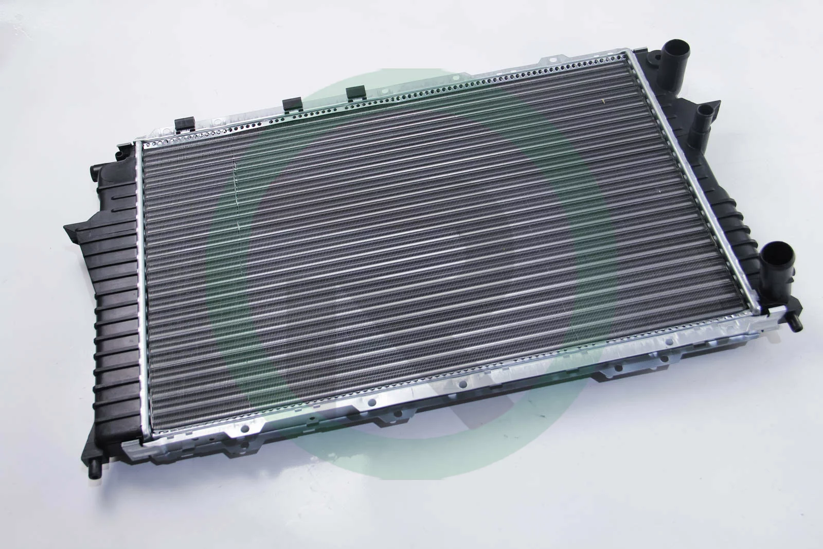 Алюмінієвий радіатор охолодження двигуна на Ауді А6  JP Group 1114204000.
