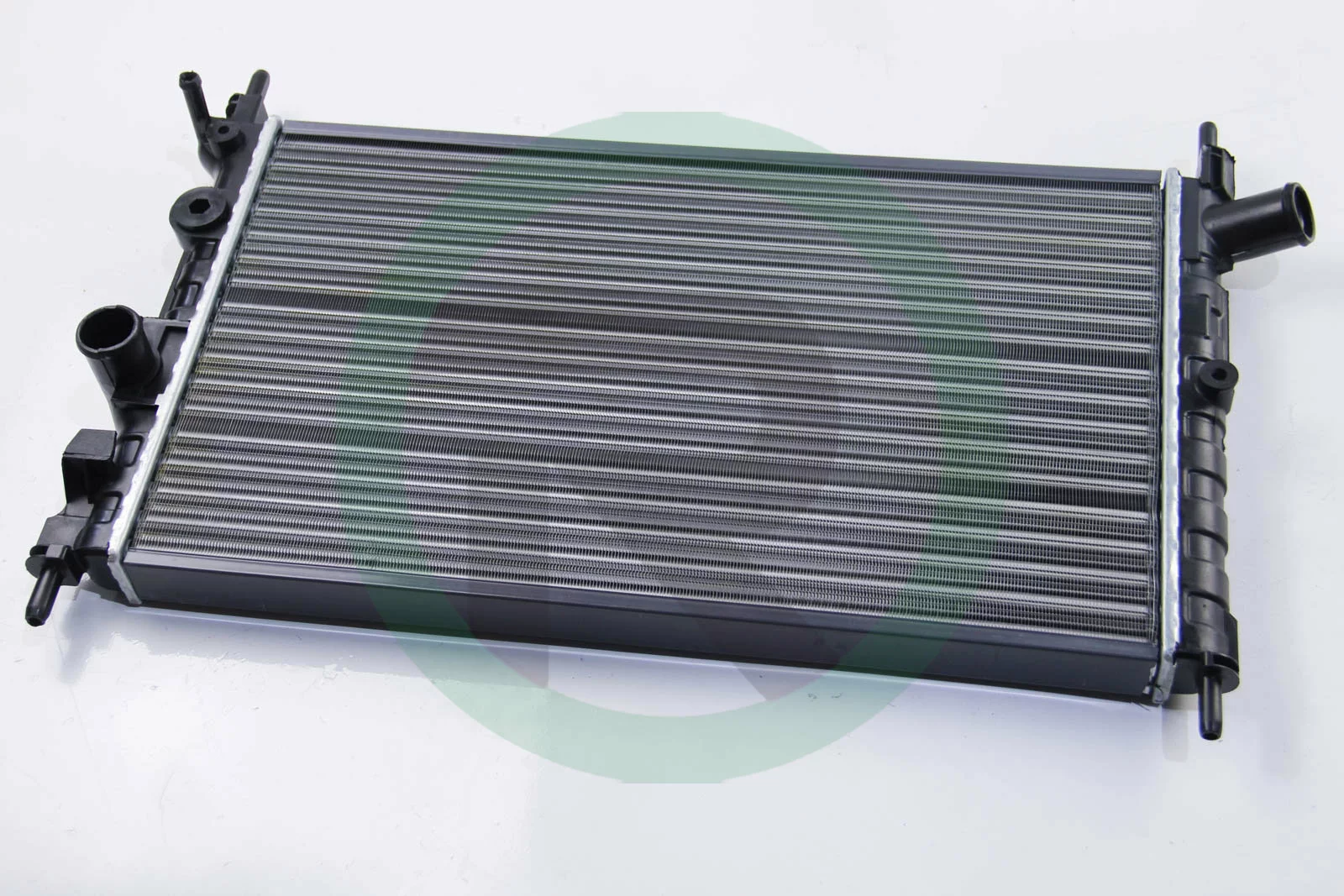 Алюминиевый радиатор охлаждения двигателя на Opel Kadett  JP Group 1214200100.